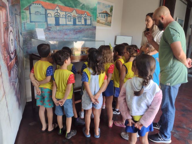 api-modulos/fotos/img/galeria_cat_culturais_490/490/13453/VISITA GUIADA POR GUSTAVO, CEMEI PADRE HERNANI JOSÉ FERREIRA, PROF. MARIA CÉLIA, 30.09.2025 (5).jpg